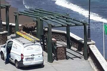 Farolas en mal estado en el paseo costero de Telde/TA.